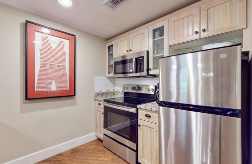 Baytowne Wharf Condo | Pilot House getaway steps to shops & dining with pool & fitness center