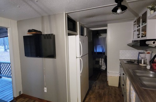Negreet Cabin | Pine Haven Ministry Cozy 1-bedroom cabin Toledobend 5 minutes to Big Bass Marina
