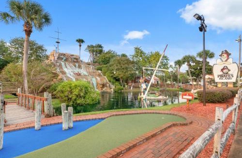 Lower Grand Lagoon House | Pineapple Paradise! 6BR 7BA beachfront house! Private Pool! Grill! Sleeps 16!
