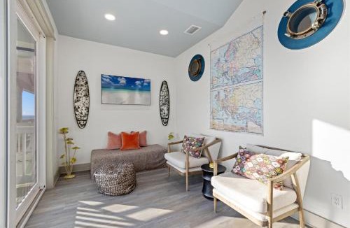 Lower Grand Lagoon House | Pineapple Paradise! 6BR 7BA beachfront house! Private Pool! Grill! Sleeps 16!