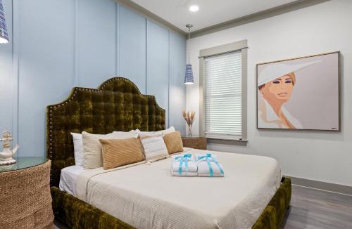 Lower Grand Lagoon House | Pineapple Paradise! 6BR 7BA beachfront house! Private Pool! Grill! Sleeps 16!