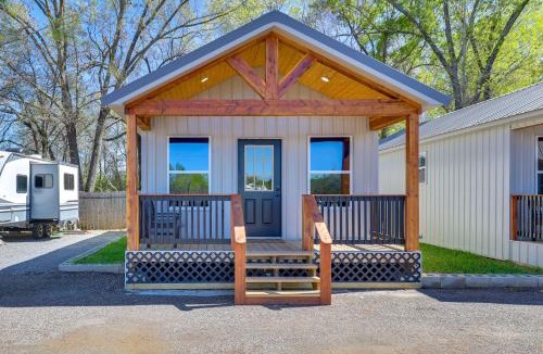 Joaquin House | Piney Woods Tiny Cabin: 3 Mi to Sabine River!