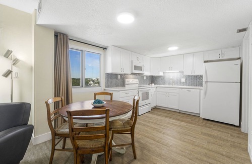Sunnyside Condo | Pinnacle Port! Remodeled!Seasonal Chair service!Beachfront oceanview! West End