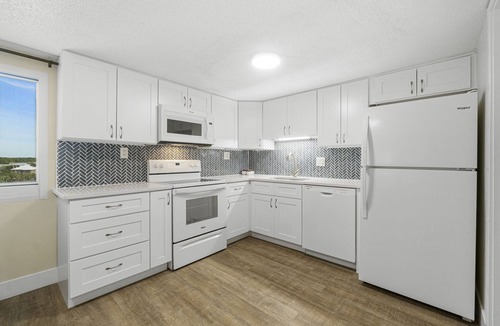 Sunnyside Condo | Pinnacle Port! Remodeled!Seasonal Chair service!Beachfront oceanview! West End