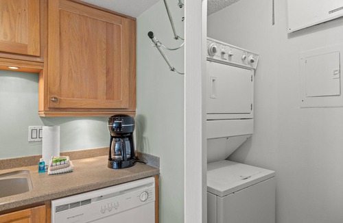 Sunnyside Condo | Pinnacle Port Vacation Rentals-B2 Tower 3 bdrm. condo,Wrap around balcony, Gu