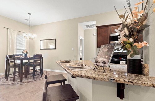 Lake Charles House | Plush Beds|High-Speed Wi-Fi| Workspace