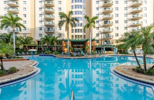Survey Creek Condo | Pompano Beach | Couples Golf Weekend | Pool + Golf