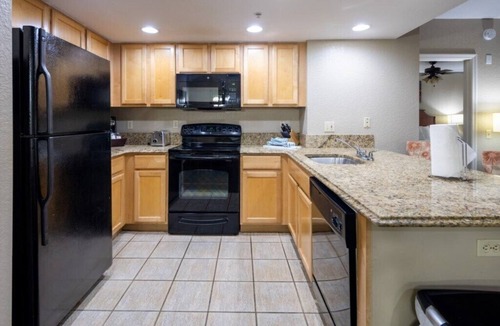 Survey Creek Condo | Pompano Beach | Family Golf Vacation | Pool + Golf | 2BR