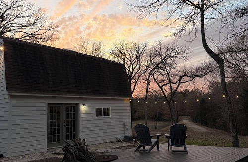 Emory Cabin | Pond-View Cabin on 30 Acres/Dock + Fire Pit + Wildlife/Sleeps 4