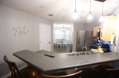 Milton House | Pool 2 King Beds Home Family Baby Ready Beach Gear Fire Pit