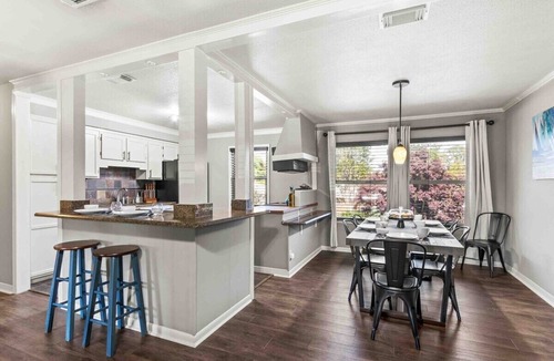 Northeast Pensacola House | POOL* 5 bed*Arcade * Fire Pit *PingPong *