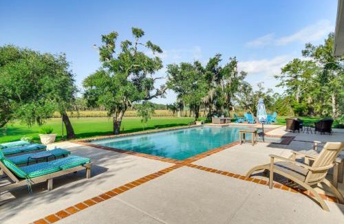 Shoreline Park House | Pool, Fire Pit & Tennis Court: Gem in Bay St Louis