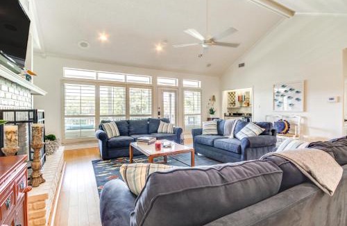 Shoreline Park House | Pool, Fire Pit & Tennis Court: Gem in Bay St Louis