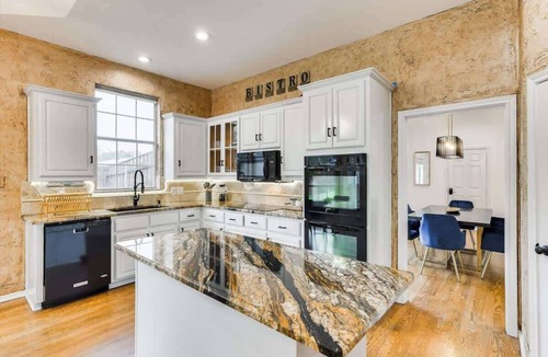 Irving House | Pool + Game & Cinema Rooms 5BR Near DFW