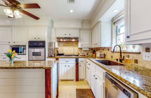 Tomball Cottage | Pool, Hot Tub & Pool Table! Grand Home in Tomball