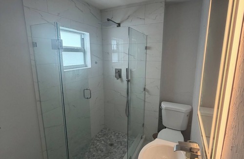 North Andrews Gardens House | Pool House! 3 miles from beach! 3/2 house in peaceful Fort Lauderdale!