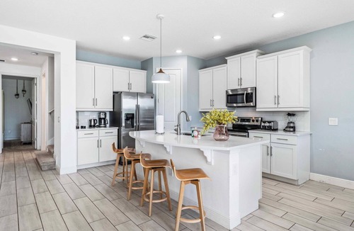 Bay Lake House | Pool/Spa/Games Room/Movie Room/10 mins Disney/Restaurant and Bar/Modern/Chic