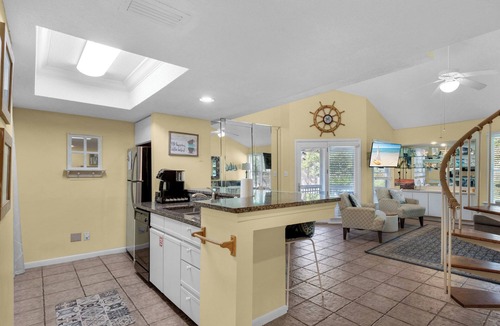 Gulf Pines Condo | Pool View | Screened-in Balcony | Free Seasonal Beach Chair Service