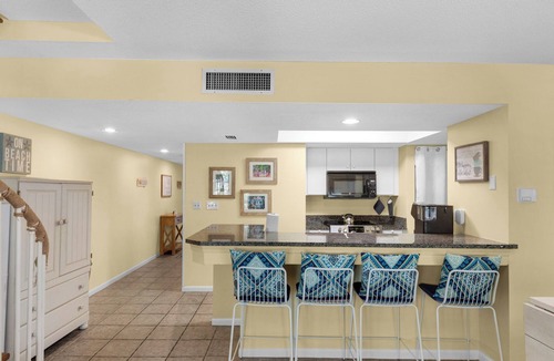 Gulf Pines Condo | Pool View | Screened-in Balcony | Free Seasonal Beach Chair Service