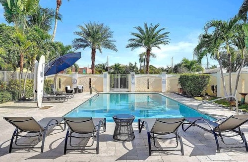 Mango Groves Apartment | Poolside Suite in Lake Worth | 2 Queen Beds