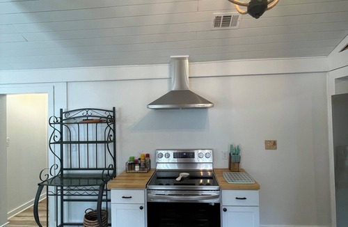 Fairhope Cottage | Pop’s Country House by the Bay…LOCATION Walk to the Pier and Downtown Fairhope!