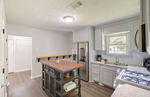 Port Neches House | Port Neches Home Rental: Walk to Tugboat Island!