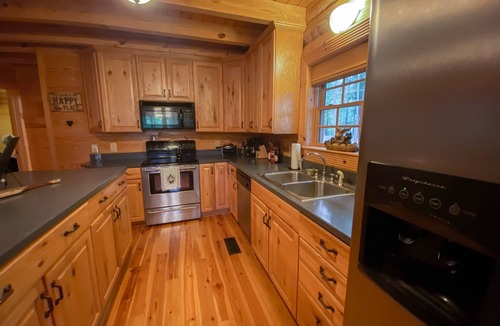 Elrod Cabin | Premiere Family Getaway Cabin Near UA and MSU: Wood Haven Retreat and Farm