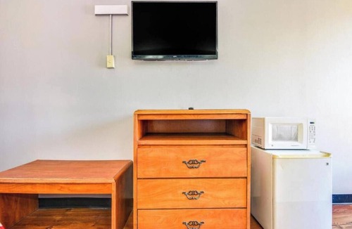 Jacksonville Apartment | Premium King Bed|Jacksonville AR