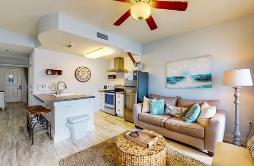 Sunnyside Apartment | Pretty snowbird condo w/lake views, free WiFi, and full kitchen
