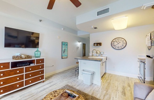 Sunnyside Apartment | Pretty snowbird condo w/lake views, free WiFi, and full kitchen