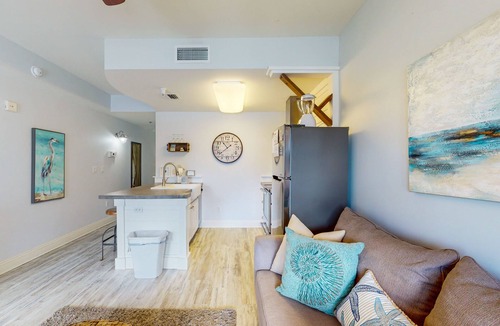 Sunnyside Apartment | Pretty snowbird condo w/lake views, free WiFi, and full kitchen