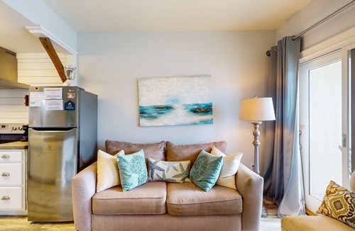 Sunnyside Apartment | Pretty snowbird condo w/lake views, free WiFi, and full kitchen