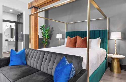 Central Business District Hotel | Prime Location King Bed+Gym+Rooftop Pool Hotel