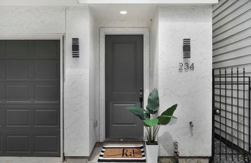 Greater Heights House | Priv 3BR + 4BA Home w/Movie Room & FREE Parking
