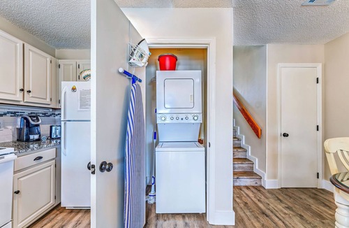 East End House | Private 300 Ocean Mile Community with Pool