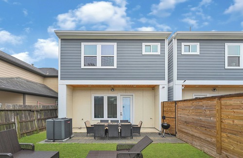 Greater Third Ward House | Private 4BR Townhome w/Game Room, 15mins NRG/Medical Center Sleeps 11