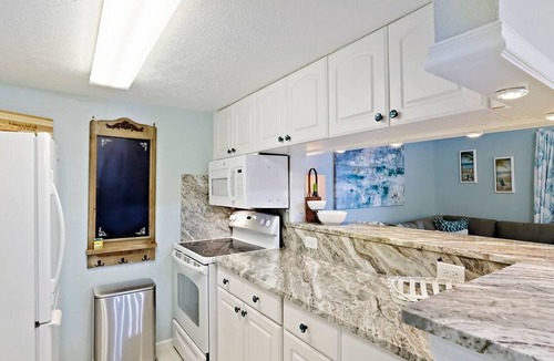 Bayview Condo | Private Beach, 2 Pools & Hot Tub