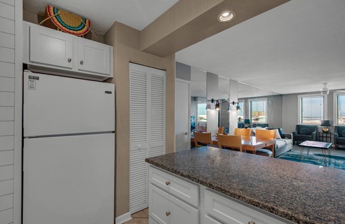 Holiday Isle Condo | PRIVATE BEACH, HEATED POOL, HOT TUB, GREAT FOR FAMILIES. Fully loaded kitchen!