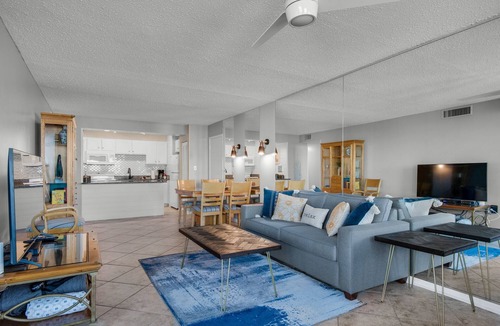 Holiday Isle Condo | PRIVATE BEACH, HEATED POOL, HOT TUB, GREAT FOR FAMILIES. Fully loaded kitchen!