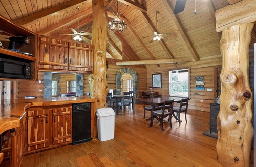 Woodville Cabin | Private Cabin Estate w/Pool Near Woodville TX
