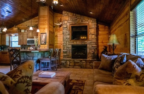 Smithville Cabin | Private Cabin Hideaway Retreat with scenic views - 30 miles from Broken Bow