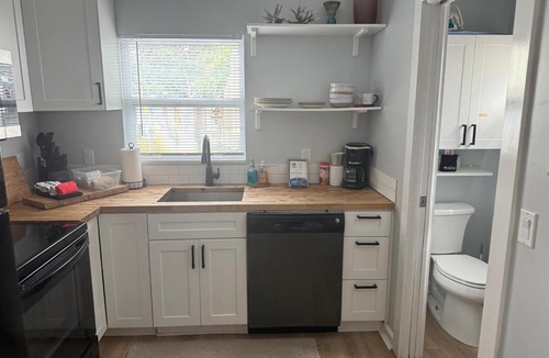 Crescent Lake Apartment | Private Cottage WPool & Blocks 2 Dtwn w2 Bikes Close to Rays