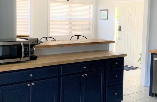 Silver Sands House | Private dock on the bay - 3 minute walk to the beach - Sleeps 9 - 3 bedrooms