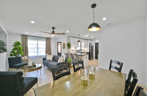 Garden Oaks House | Private home sleeps 8 with fenced yard, fast WiFi, modern smart TVs, and ample parking + 2-car garage—near the Heights & Downtown. Includes a primary king ensuite for added privacy.