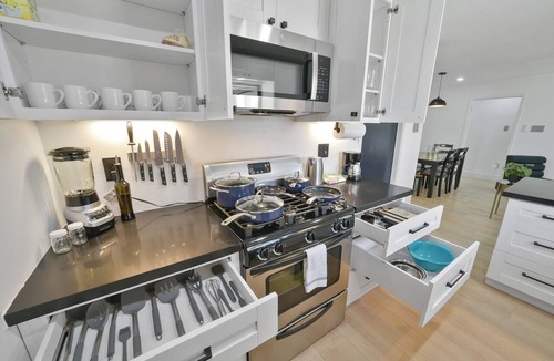 Garden Oaks House | Private home sleeps 8 with fenced yard, fast WiFi, modern smart TVs, and ample parking + 2-car garage—near the Heights & Downtown. Includes a primary king ensuite for added privacy.