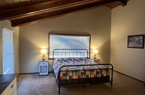 Jones Mills Cabin | Private Lake Lodge, Gated Retreat, Sleeps 10, Near Hot Springs