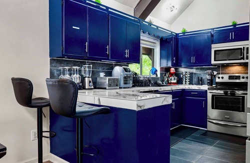 Meridian House | Private Lakefront Retreat - Hot Tub, Pets & Kayaks
