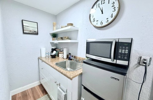 Ludlam House | Private Miami Bungalow | FIU + Free Parking