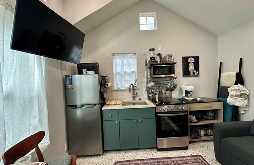 Northwest Dallas Cottage | Private Monthly Stays Near Dallas Love Field, Gated Parking, Outdoor Kitchen