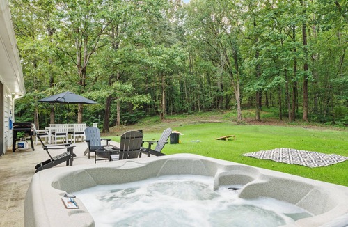 Northport House | Private Northport 4BR Cottage | Hot Tub, Game room, Workspace, Mins to DT UA